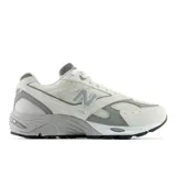 Championes New Balance modelo 880R, inspirados en el running de los años 2000, con capellada de ante y malla en color gris y blanco. Incorporan amortiguación ABZORB en la entresuela para mayor confort.