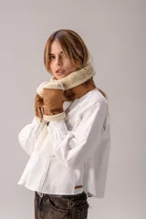 Guantes sin dedos de cuero color suela con interior de piel sintética y detalles de tachas metálicas. Incluye etiqueta de marca Bona.