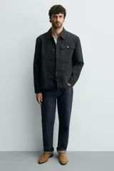 Bota estilo Chelsea fabricada en piel con acabado de serraje, cuenta con elásticos laterales para facilitar el calce, horma redonda y suela a contraste con un ligero tacón.