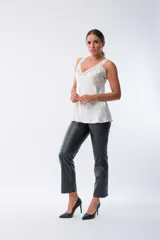 Musculosa blanca de viscosa con escote en V y detalles de encaje en el escote y las sisas.