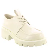 Zapatos acordonados de charol color crema con plataforma track.