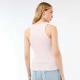 Musculosa de canalé color rosado, con cuello redondo y diseño ajustado.