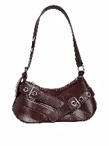 Cartera al hombro estilo mini bag, color bordó oscuro, con cierre superior, tiras cruzadas decorativas con hebillas y detalles metálicos plateados.
