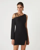 Vestido corto negro con diseño asimétrico, una manga larga, tirantes finos decorativos sobre el hombro derecho y tajo en la falda.