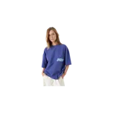 Remera oversize color azul, con mangas cortas y cuello redondo. Presenta un estampado gráfico en la espalda con la inscripción "The Eme Studios Always Grateful" en tonos celestes.