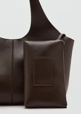 Bolso tipo tote marrón de diseño estructurado, fabricado en poliuretano con acabado texturizado, asa doble de hombro y gran capacidad de almacenamiento.