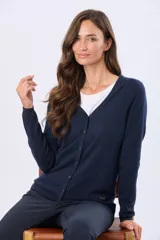 Saco tejido fino de hilo de algodón color beige, con cuello en V, cierre frontal con botones y puños acanalados.