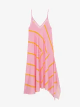 Vestido largo de viscosa con diseño asimétrico, tirantes finos, escote en V y estampado de líneas diagonales amarillas sobre fondo rosado.