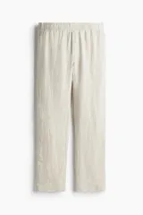 Pantalón de lino liviano para hombre, de corte regular fit y color beige. Presenta cintura elástica con cordón de ajuste oculto, bolsillos laterales discretos y un bolsillo trasero insertado.