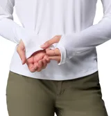 Remera de manga larga Columbia color blanco, con capucha, tecnología Omni-Shade y Omni-Wick, ideal para actividades al aire libre. Presenta orificios para los pulgares en los puños y calce cómodo.