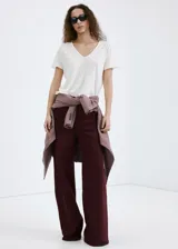 Jeans Elise de corte wide leg y tiro medio, en color bordó, confeccionados en denim con diseño de perneras amplias.