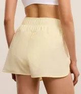 Bermuda deportiva modelo runner de corte holgado, con cintura elástica, bajo redondeado y bolsillo funcional trasero. Confeccionada en tejido de poliéster con elastano.
