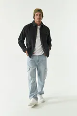 Sobrecamisa de pana color beige, con cuello clásico, cierre frontal de botones y bolsillos tipo cartera en el pecho.