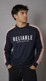Buzo de cuello redondo color azul marino con franjas laterales en color rosado. Presenta estampa frontal con la palabra 'RELIABLE' y 'DUXON COLLECTION' en color blanco.