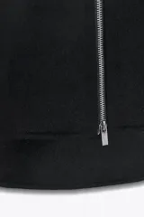 Cazadora negra con lana ZW Collection, cuello solapa, manga larga y cierre frontal con cremallera metálica. Cuenta con detalles de tejido tipo capa en la espalda y bajo asimétrico.