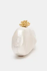 Bolso de mano tipo clutch con acabado nacarado y cierre de clip con detalle metálico dorado en la parte superior. Incluye cadena metálica para usar como bandolera.