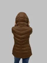 Campera marrón de nailon con relleno de plumón (90% plumón, 10% plumas), cierre frontal con cremallera, diseño acolchado, bolsillos laterales y cuello alto con capucha.