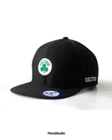 Gorra negra de visera plana con el logo de los Boston Celtics bordado en el frente y la palabra "Celtics" bordada en el lateral.