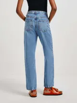 Pantalón de jean celeste de corte recto.