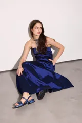 Vestido largo strapless de tafeta azul marino con sutil efecto tornasolado. Tiene elástico en la parte trasera y bolsillos ocultos.