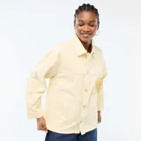 Chaqueta vaquera color amarillo claro, de corte recto y largo medio, con cuello camisero, cierre frontal de botones y dos bolsillos delanteros de parche.