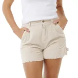 Bermuda de pana color beige con bolsillos laterales y traseros, cierre frontal con botón y cremallera, y ruedo desflecado.