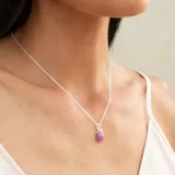 Collar de plata 925 con cadena de 40 cm más 5 cm de extensión. Incluye dos colgantes: una estrella de topacios blancos y una gota de rubí.