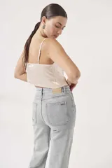 Blusa de satén color crema con escote drapeado y tirantes finos, de corte corto.