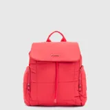 Mochila de estilo puffer color rojo, confeccionada en nylon resistente al agua. Cuenta con solapa superior, cierre con cordón ajustable, bolsillos laterales con cierre y compartimento interno para laptop.