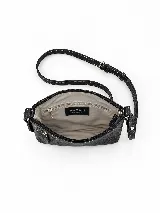 Bandolera de cuero negro, de diseño rectangular y compacto, con correa ajustable para llevar cruzada al hombro. Cuenta con un bolsillo frontal con cierre y detalles de costuras pespuntadas a contratono.
