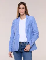 Blazer de lino y algodón color beige con diseño de rayas diplomáticas blancas, solapa clásica, cierre de un botón frontal y bolsillos laterales con solapa.