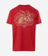 Remera de algodón color rojo, con cuello redondo y manga corta. Presenta un estampado frontal pequeño en el lado izquierdo del pecho con diseño gráfico y lettering Fighting and Devotion.