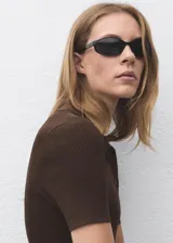 Jersey de punto fino de manga corta en color marrón, con diseño entallado, cuello polo y cierre frontal de botones.