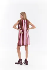 Vestido corto de punto de algodón con diseño de rayas verticales en tonos beige, azul y marrón, sin mangas, cuello redondo y detalle de logo bordado en el pecho.