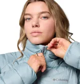 Chaqueta acolchada de cuello alto con cierre frontal, bolsillos laterales con cremallera y tecnología termorreflectante Omni-Heat. Diseño ligero con aislamiento sintético y acabado repelente al agua.