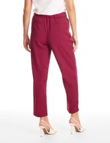 Pantalon de corte relajado color beige, con cintura plana en el frente y elástica en la parte posterior. Presenta pierna de corte recto, bolsillos laterales diagonales y bolsillos traseros simulados.