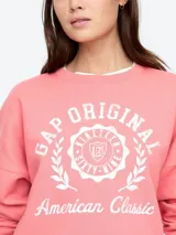 Buzo de cuello redondo en color gris oscuro, con diseño de hombros caídos y puños acanalados. Presenta un pequeño bordado en el pecho con el logo de la marca y dos raquetas de tenis cruzadas.