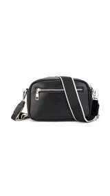 Bandolera de diseño rectangular en color negro, confeccionada en símil cuero. Cuenta con un compartimento principal con cierre, un bolsillo frontal externo y correa de hombro ajustable de cinta técnica.