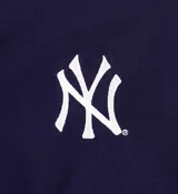 Short deportivo azul marino con logo de los Yankees bordado en blanco. Presenta tres rayas laterales en color blanco y rojo, y cintura elástica.