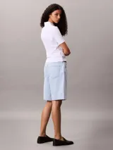 Chomba de Calvin Klein Jeans confeccionada en tejido de algodón con elastano, de corte regular y textura acanalada. Presenta cuello tipo polo con cartera de botones y una insignia distintiva de la marca en el pecho.