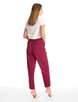 Pantalon de corte relajado color beige, con cintura plana en el frente y elástica en la parte posterior. Presenta pierna de corte recto, bolsillos laterales diagonales y bolsillos traseros simulados.