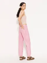 Pantalón de cuero ovino color rosa, con silueta semi bombé, recortes en delantero y espalda, bolsillos al frente y bolsillos plaqué en la parte trasera.