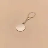 Llavero de plata 925 con placa circular lisa y cadena de eslabones, diseñado para personalización.