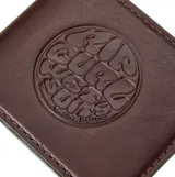 Billetera plegable Rip Curl de cuero marrón con logo de la marca grabado en relieve en el frente.