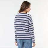 Camiseta de manga larga con diseño de rayas horizontales en tonos azul marino, blanco y rosado, confeccionada en algodón con cuello redondo.