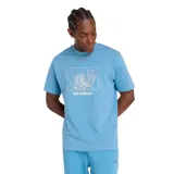 Remera New Balance modelo Athletics Relaxed, de manga corta y corte holgado en color celeste, con diseño gráfico estampado en el pecho y la inscripción "new balance".