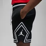 Short deportivo Jordan Diamond confeccionado en tejido de malla transpirable con tecnología Dri-FIT. Presenta un diseño en color negro con detalles de franjas blancas en los laterales y el ruedo, cintura elástica con cordón ajustable y bolsillos laterales.