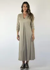 Vestido midi de punto acanalado en color beige, con escote en V y detalle de pliegue central en el frente. Posee mangas largas y corte holgado.