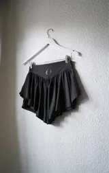 Short deportivo gris con cintura elástica y detalle de volados laterales.