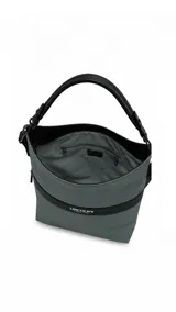 Cartera grande color tostado con detalles en negro, confeccionada en tela impermeable. Cuenta con un amplio compartimento principal, bolsillo frontal con cierre oculto, bolsillo trasero con cierre, asa corta de mano y correa larga desmontable.